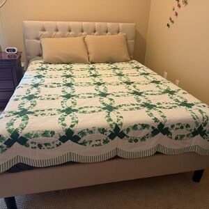 Rare Pre-owned Hand-stitched Arch Elmsford NY Queen size quilt